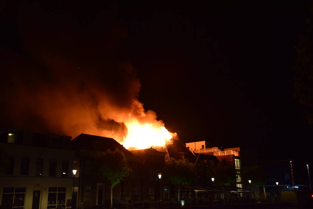Zeer grote brand dak restaurant Pronto