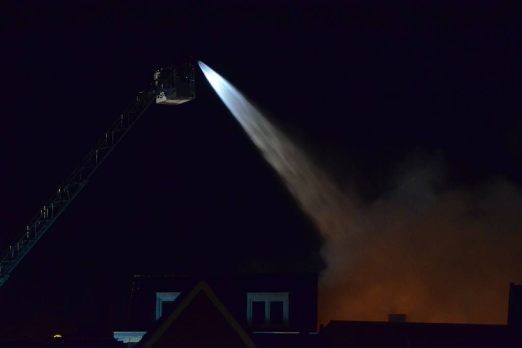 Zeer grote brand dak restaurant Pronto