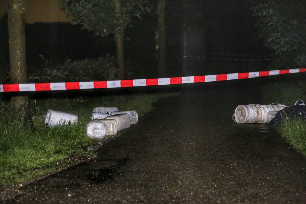 Tientallen vaten en zakken met drugsafval gedumpt