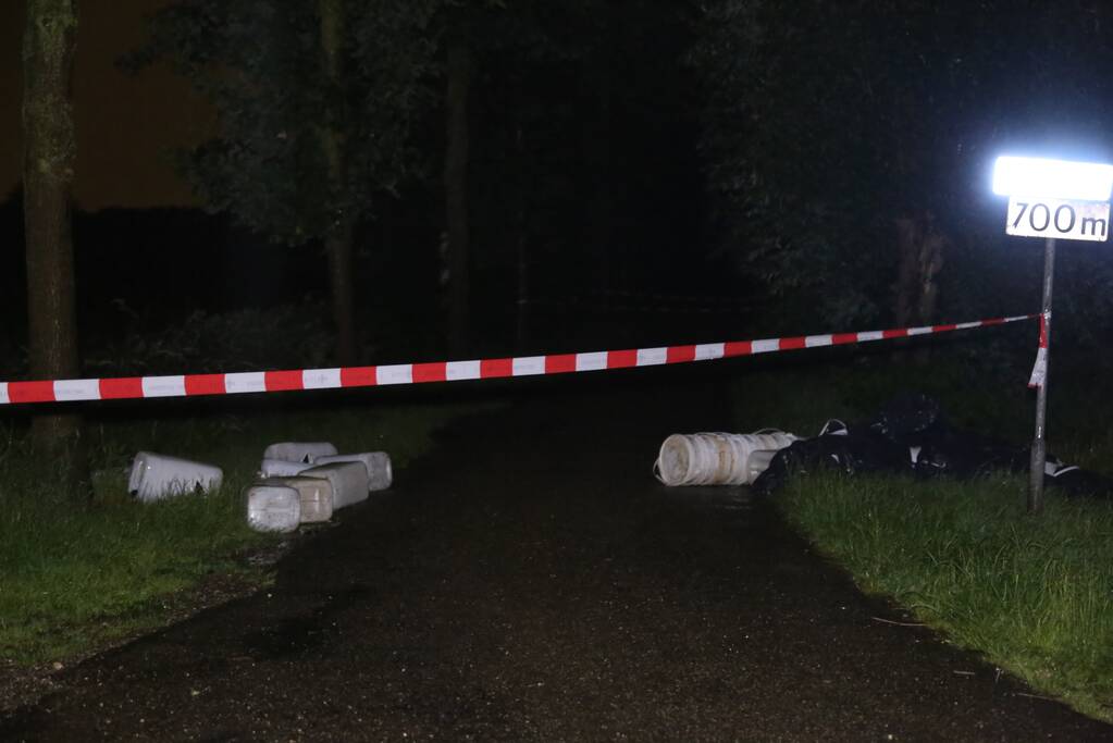 Tientallen vaten en zakken met drugsafval gedumpt