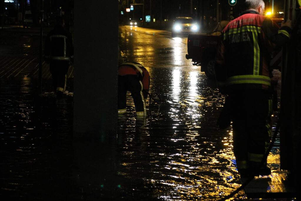 Weg onder viaduct deels afgesloten vanwege wateroverlast