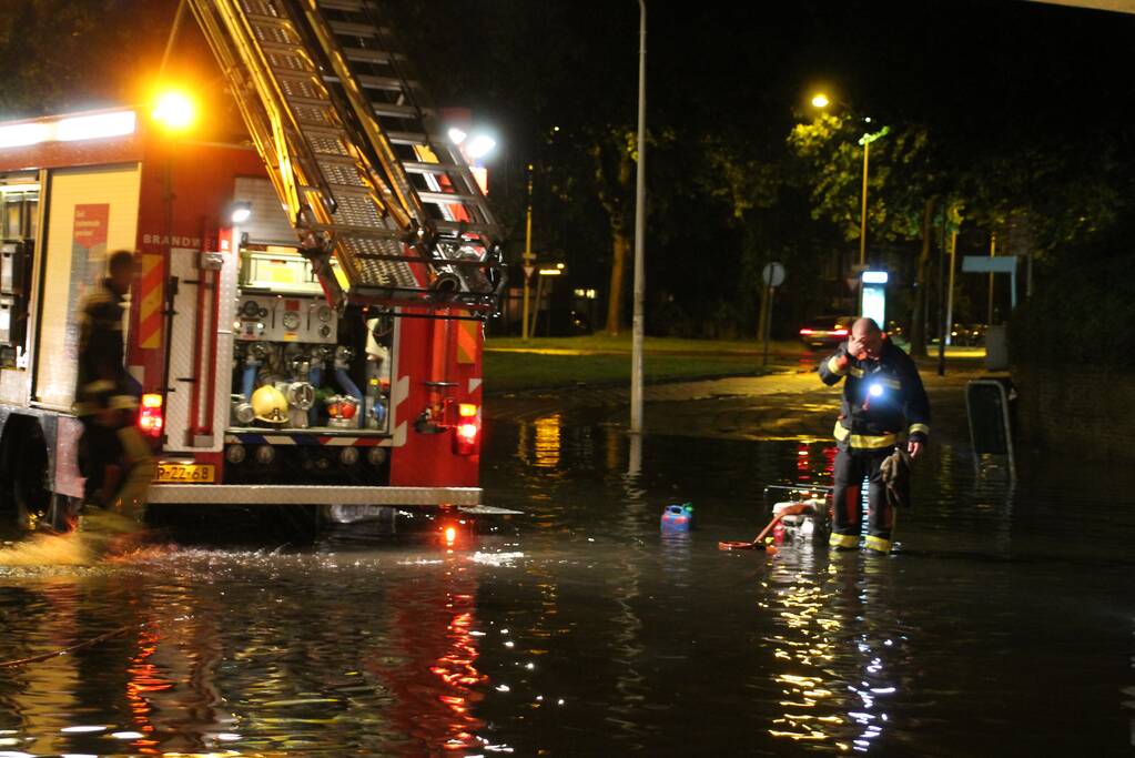 Weg onder viaduct deels afgesloten vanwege wateroverlast