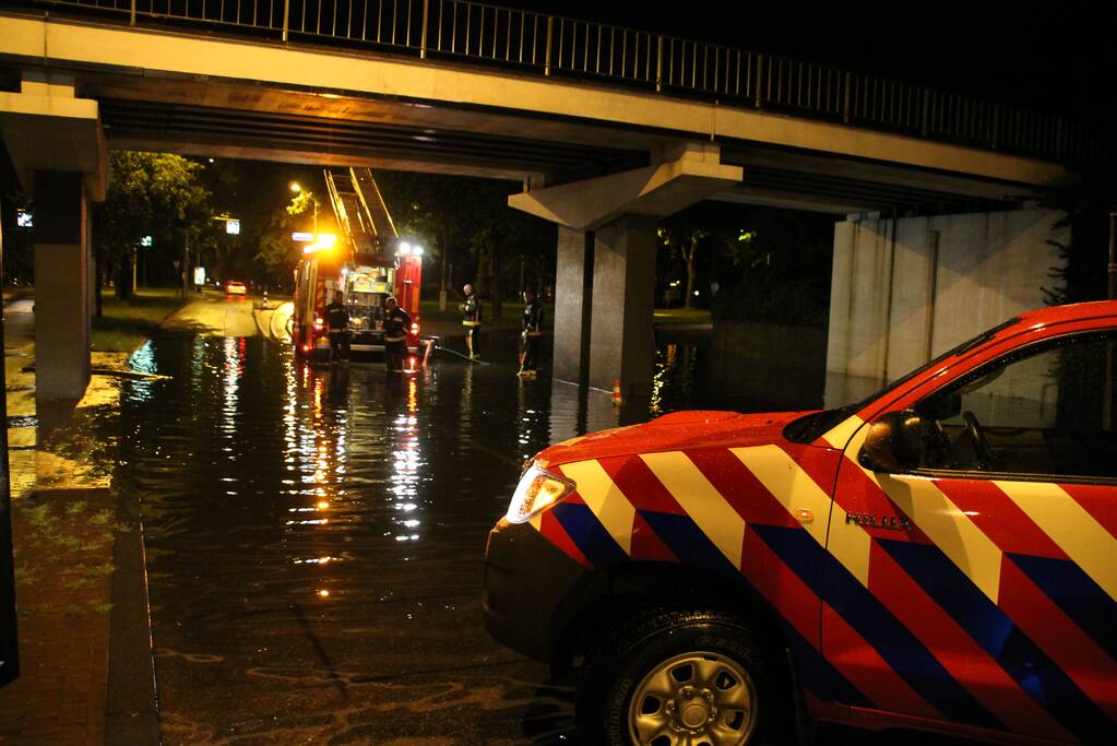 Weg onder viaduct deels afgesloten vanwege wateroverlast