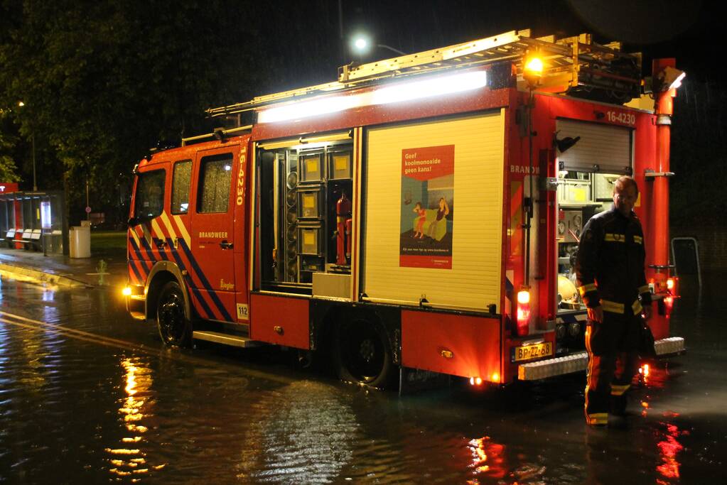 Weg onder viaduct deels afgesloten vanwege wateroverlast