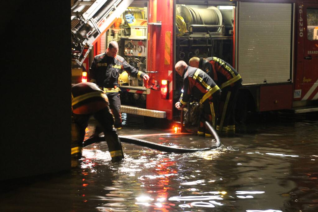Weg onder viaduct deels afgesloten vanwege wateroverlast