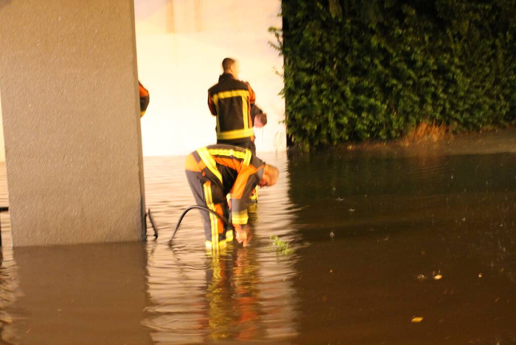 Weg onder viaduct deels afgesloten vanwege wateroverlast