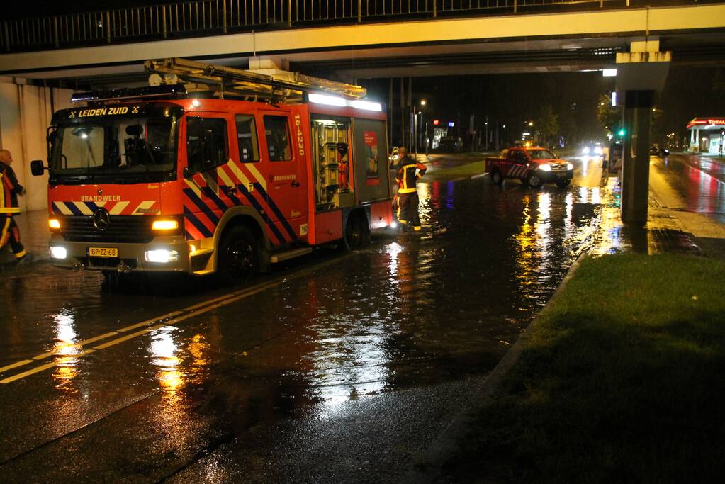 Weg onder viaduct deels afgesloten vanwege wateroverlast