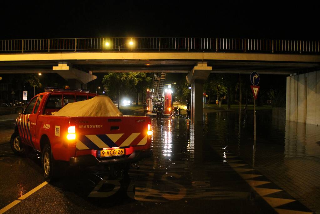 Weg onder viaduct deels afgesloten vanwege wateroverlast