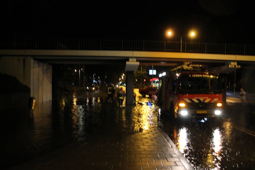 Weg onder viaduct deels afgesloten vanwege wateroverlast