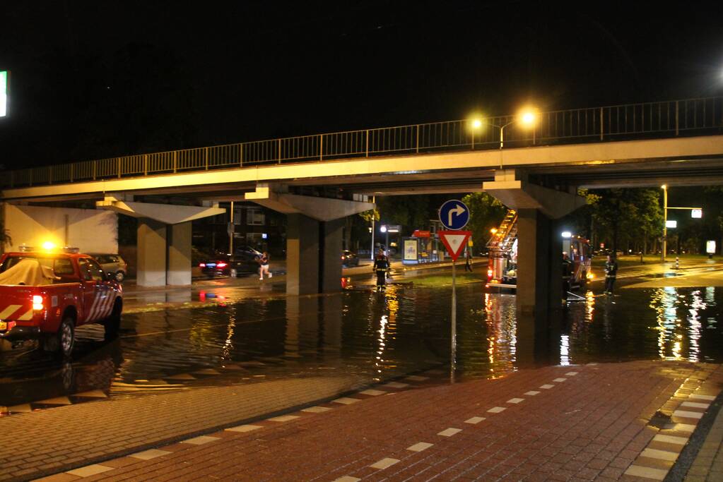 Weg onder viaduct deels afgesloten vanwege wateroverlast
