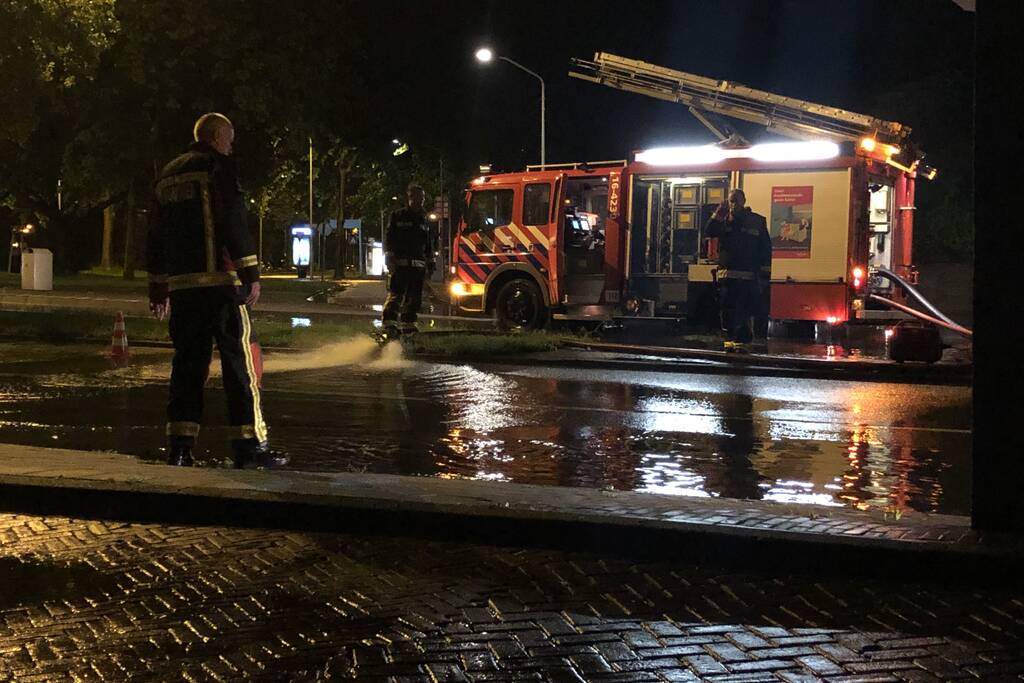 Weg onder viaduct deels afgesloten vanwege wateroverlast
