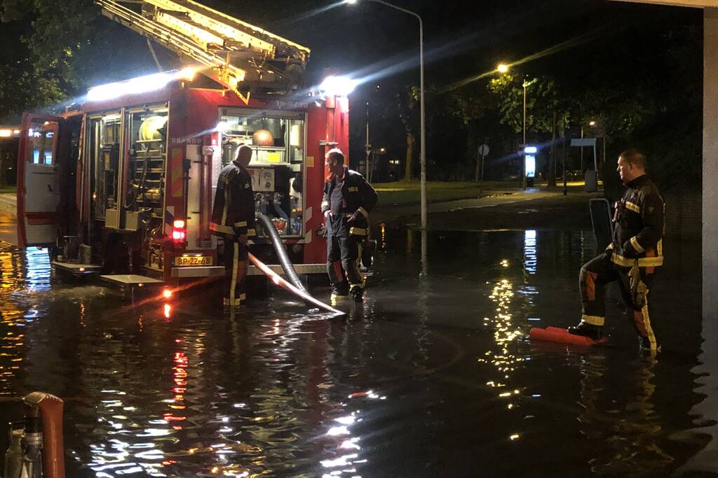 Weg onder viaduct deels afgesloten vanwege wateroverlast
