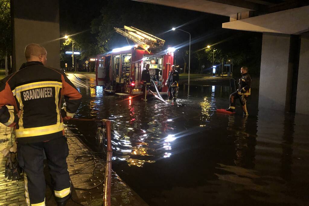 Weg onder viaduct deels afgesloten vanwege wateroverlast