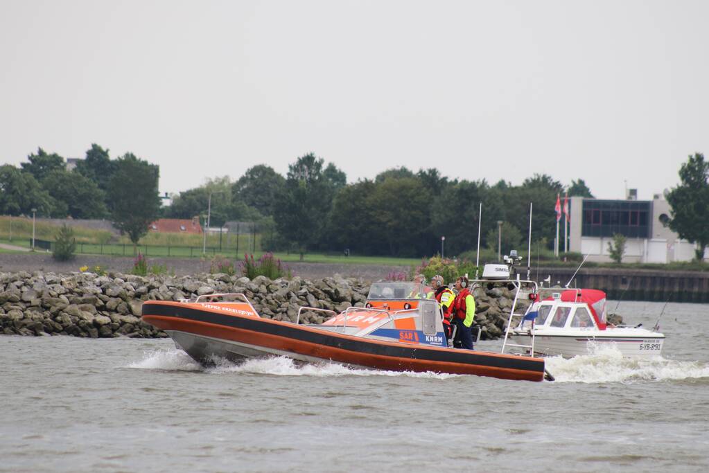 KNRM trekt vastgelopen boot los