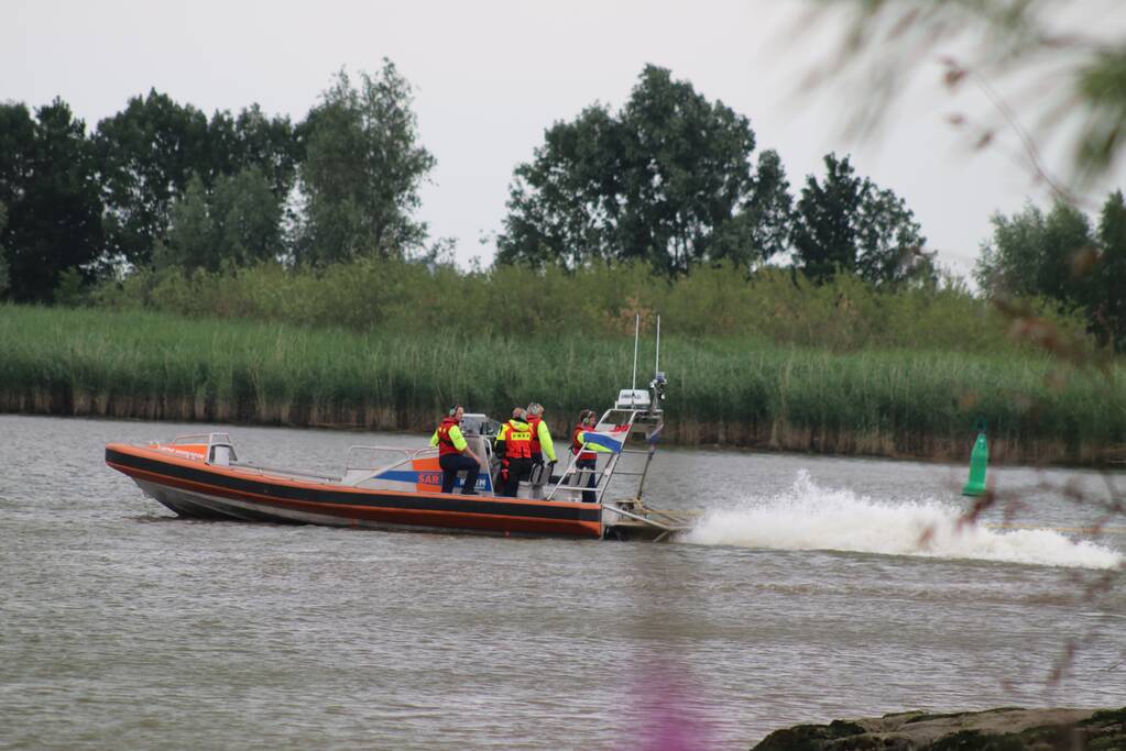 KNRM trekt vastgelopen boot los