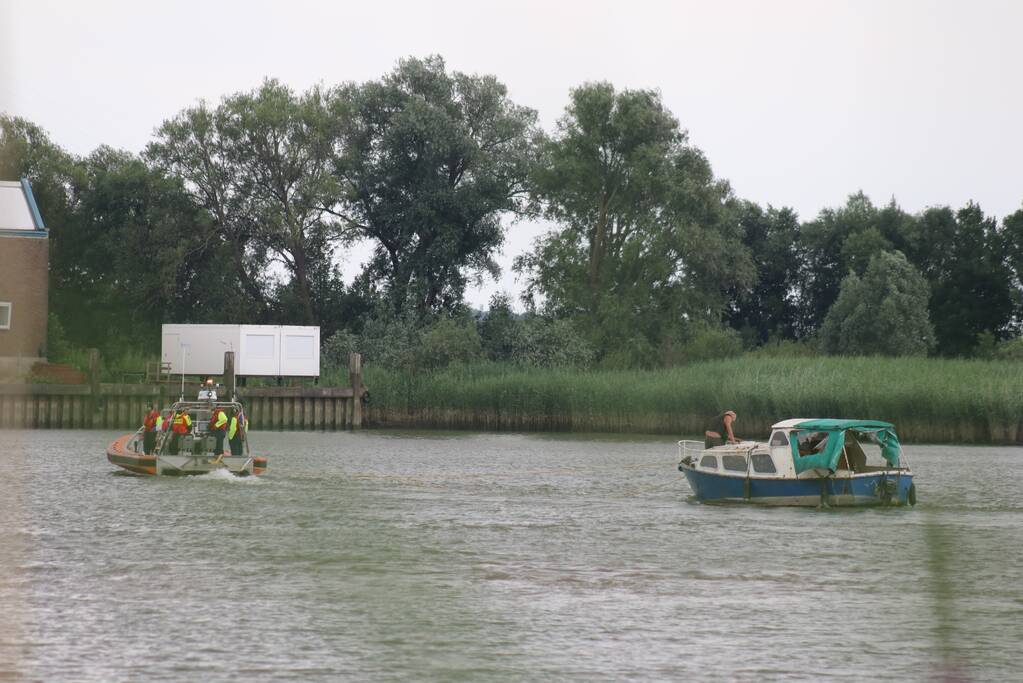 KNRM trekt vastgelopen boot los