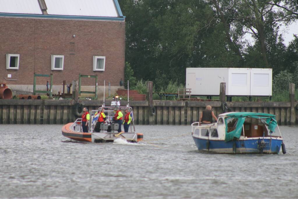 KNRM trekt vastgelopen boot los