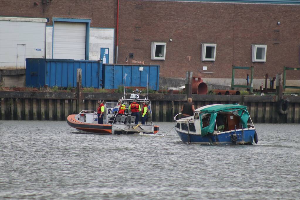 KNRM trekt vastgelopen boot los