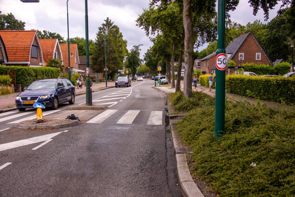 Berger knalt achterop stilstaande auto