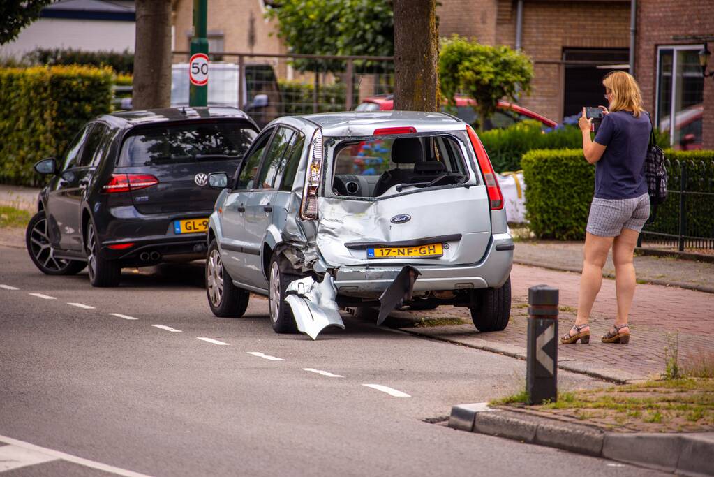 Berger knalt achterop stilstaande auto