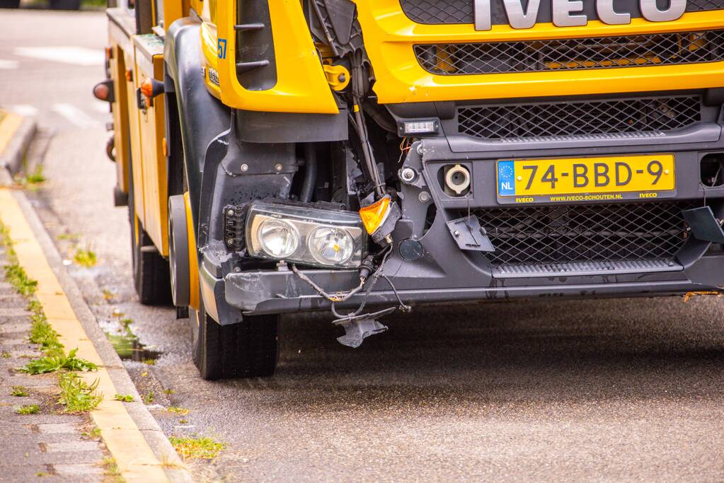 Berger knalt achterop stilstaande auto