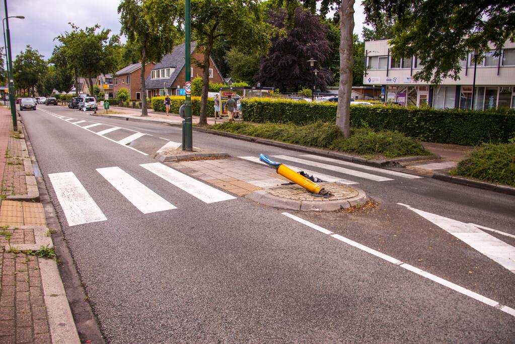 Berger knalt achterop stilstaande auto