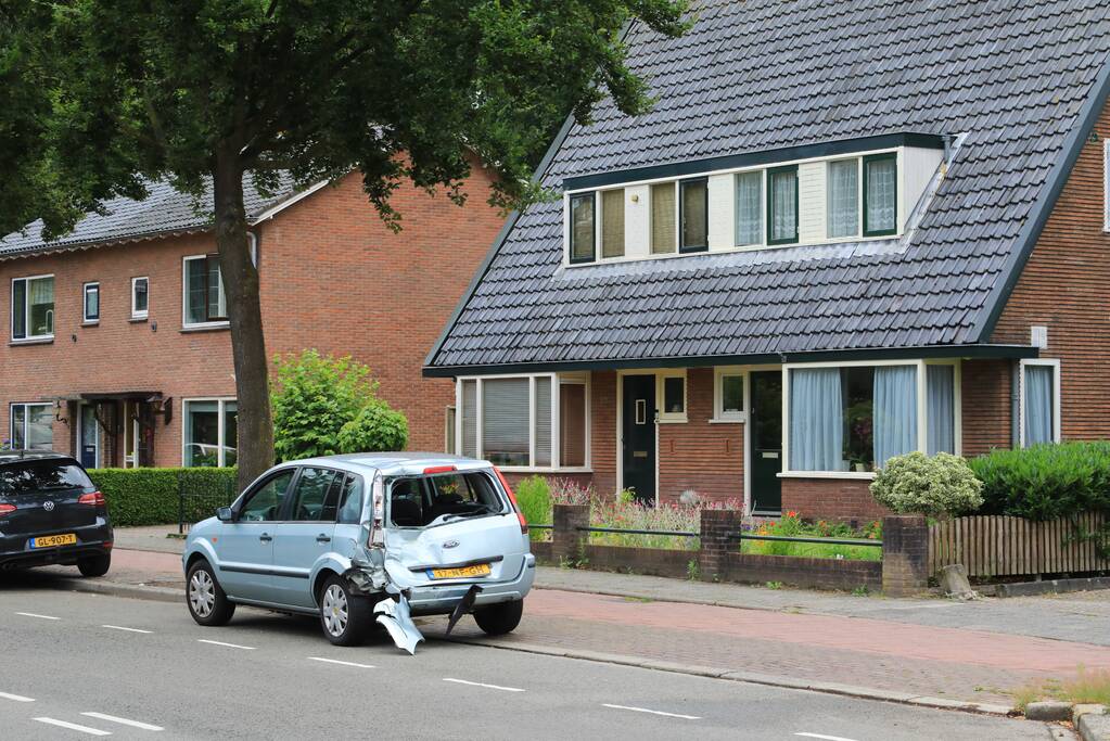 Berger knalt achterop stilstaande auto