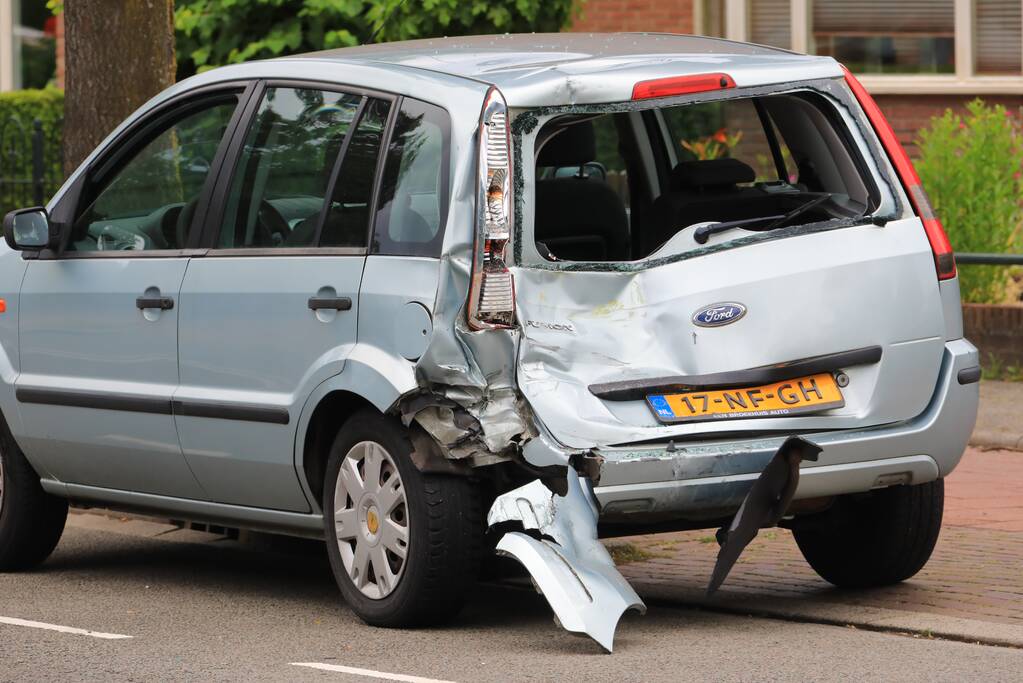 Berger knalt achterop stilstaande auto