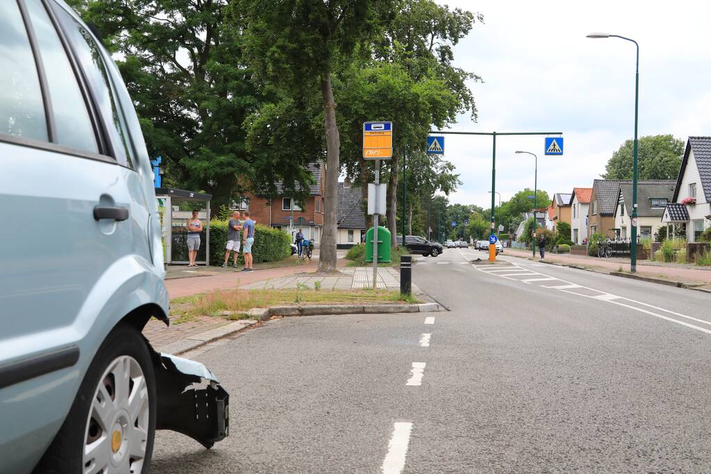 Berger knalt achterop stilstaande auto
