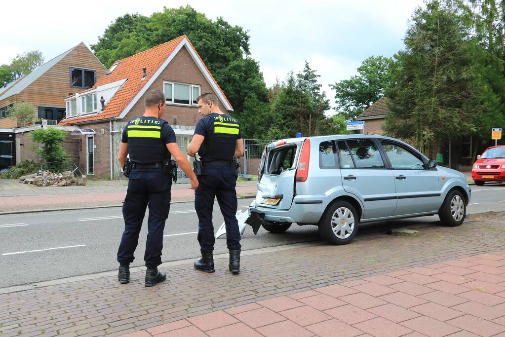 Berger knalt achterop stilstaande auto