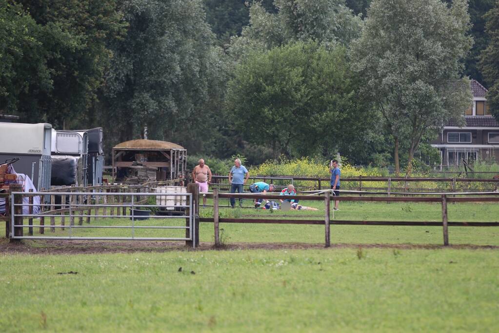 Traumahelikopter landt voor vrouw na trap van paard