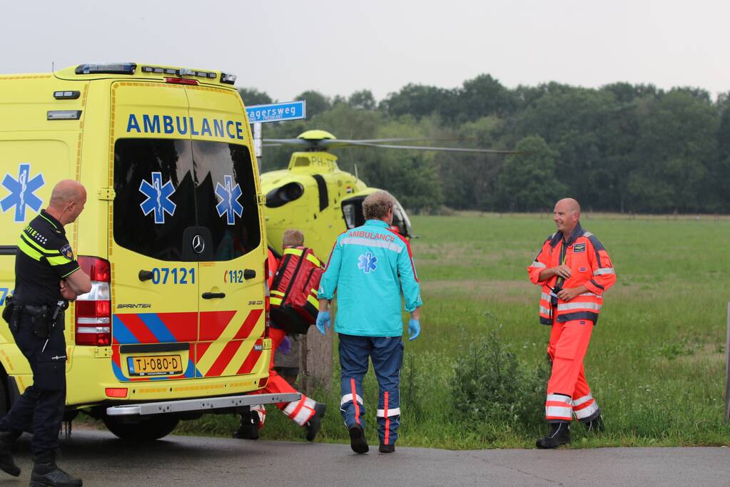 Traumahelikopter landt voor vrouw na trap van paard