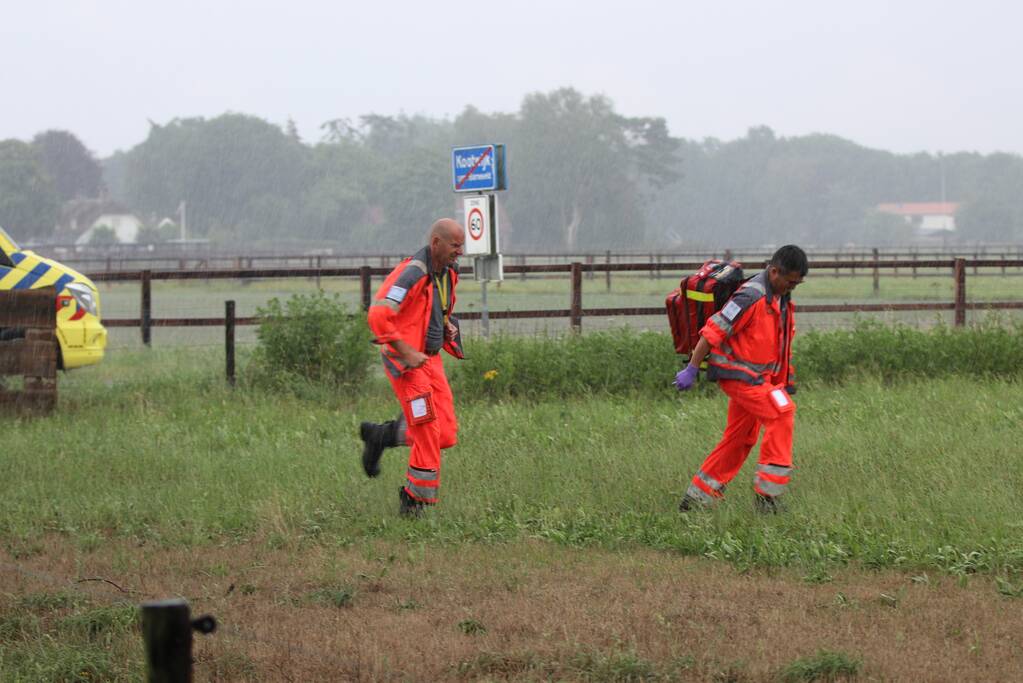 Traumahelikopter landt voor vrouw na trap van paard