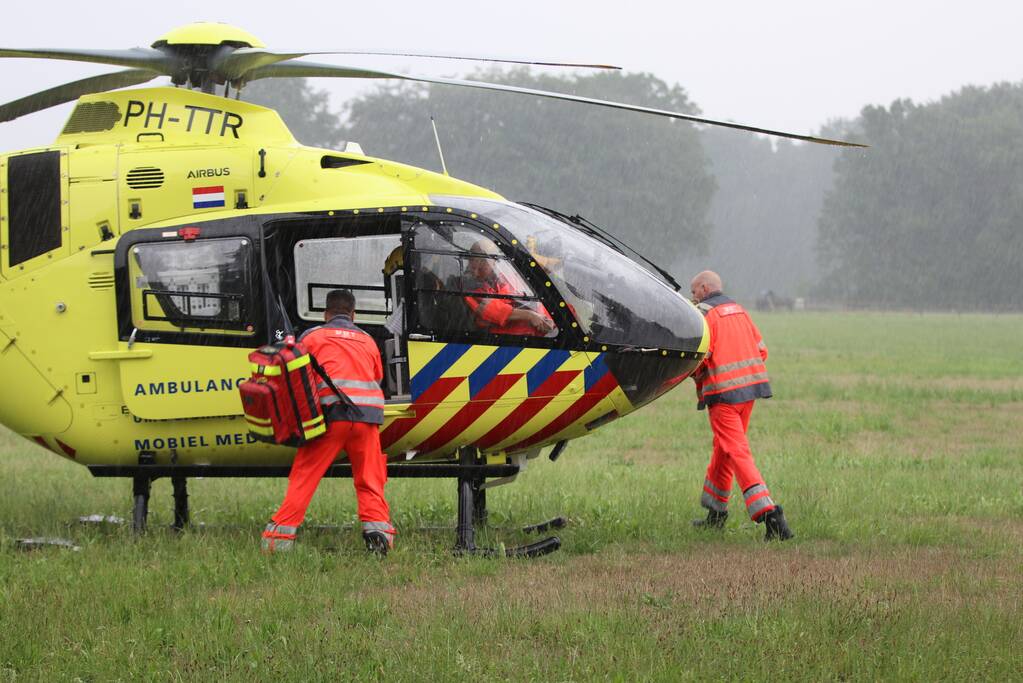 Traumahelikopter landt voor vrouw na trap van paard