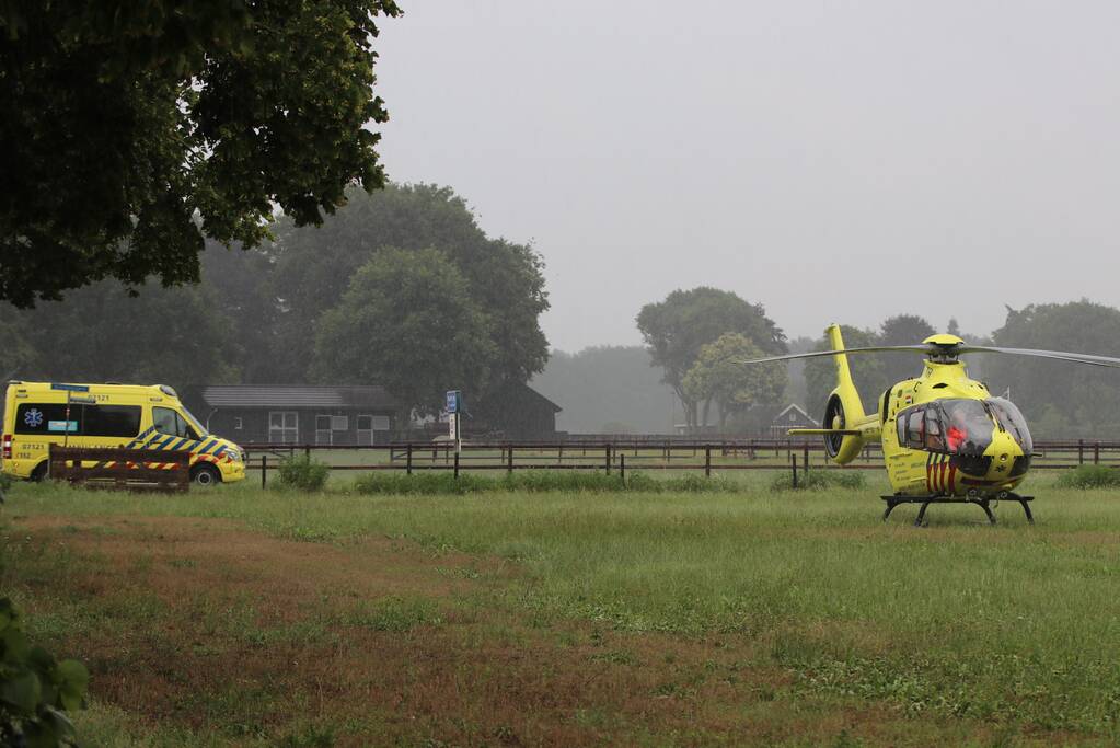 Traumahelikopter landt voor vrouw na trap van paard