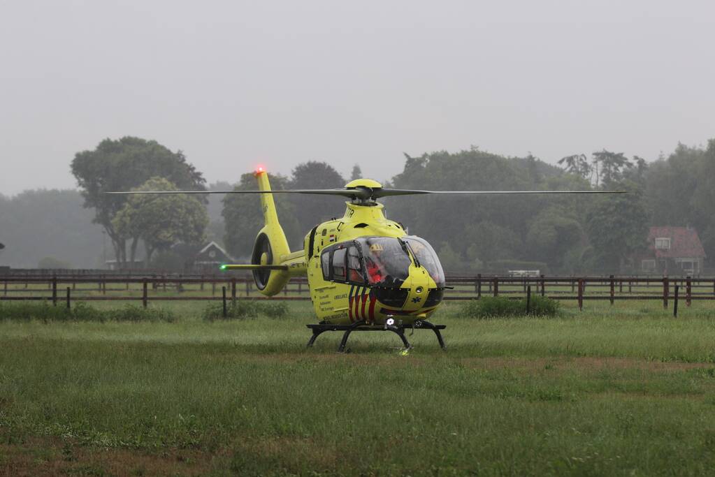 Traumahelikopter landt voor vrouw na trap van paard