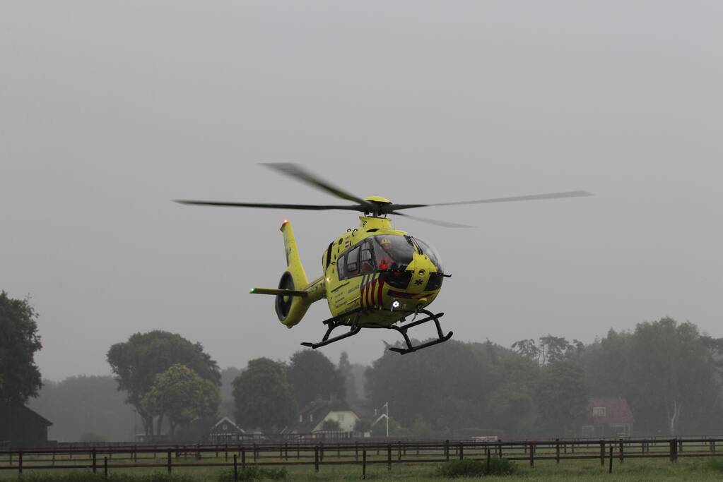 Traumahelikopter landt voor vrouw na trap van paard