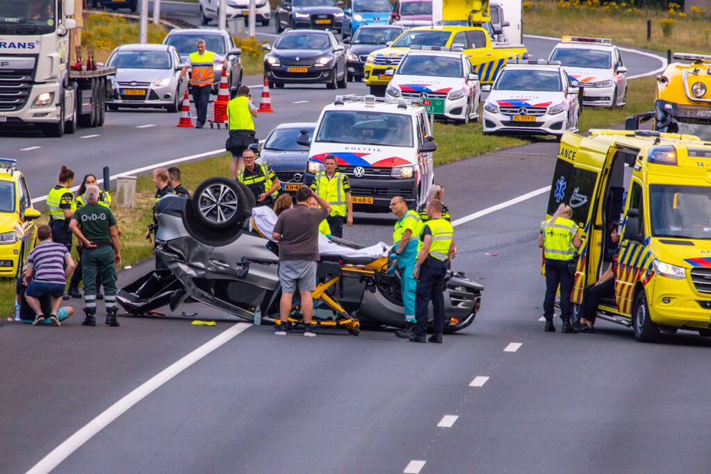 Auto op de kop na aanrijding op snelweg