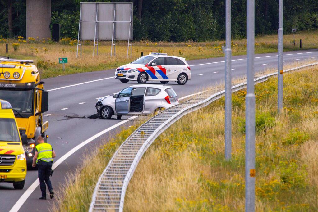 Auto op de kop na aanrijding op snelweg