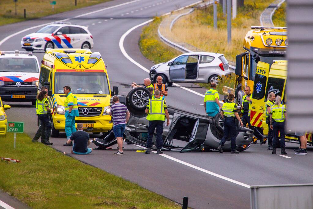 Auto op de kop na aanrijding op snelweg