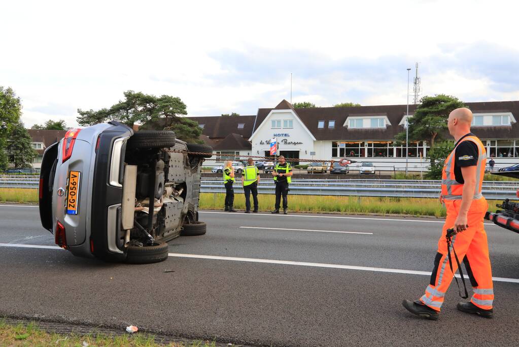 Auto op de kop na aanrijding op snelweg