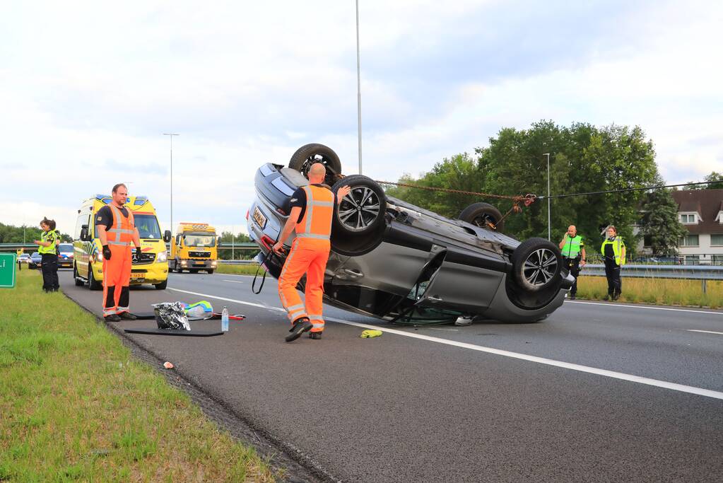 Auto op de kop na aanrijding op snelweg