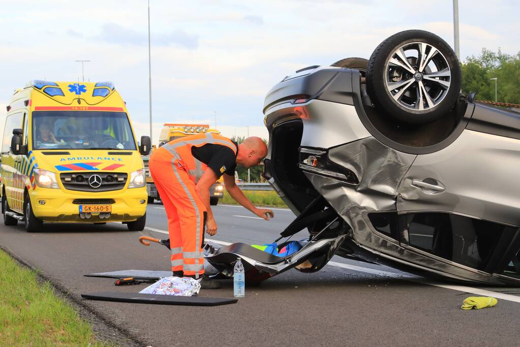 Auto op de kop na aanrijding op snelweg