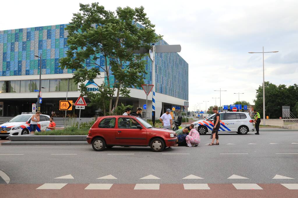 Jongetje op step aangereden door auto
