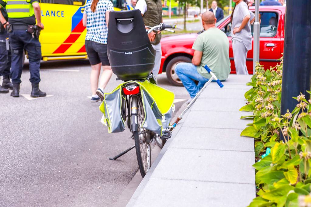Jongetje op step aangereden door auto