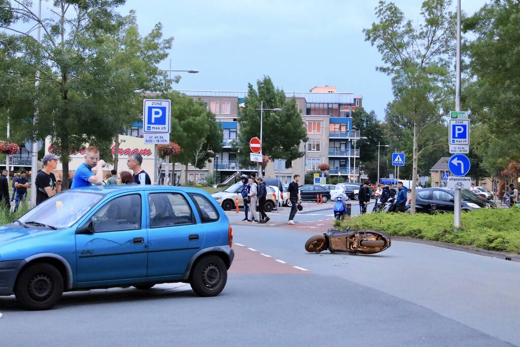 Scooterrijder gewond na aanrijding met auto bij Winkelcentrum Euterpeplein