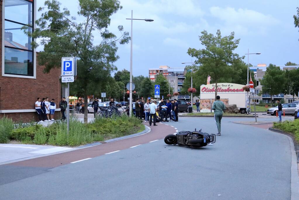 Scooterrijder gewond na aanrijding met auto bij Winkelcentrum Euterpeplein