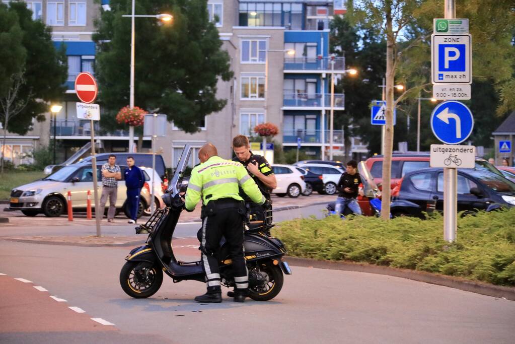 Scooterrijder gewond na aanrijding met auto bij Winkelcentrum Euterpeplein
