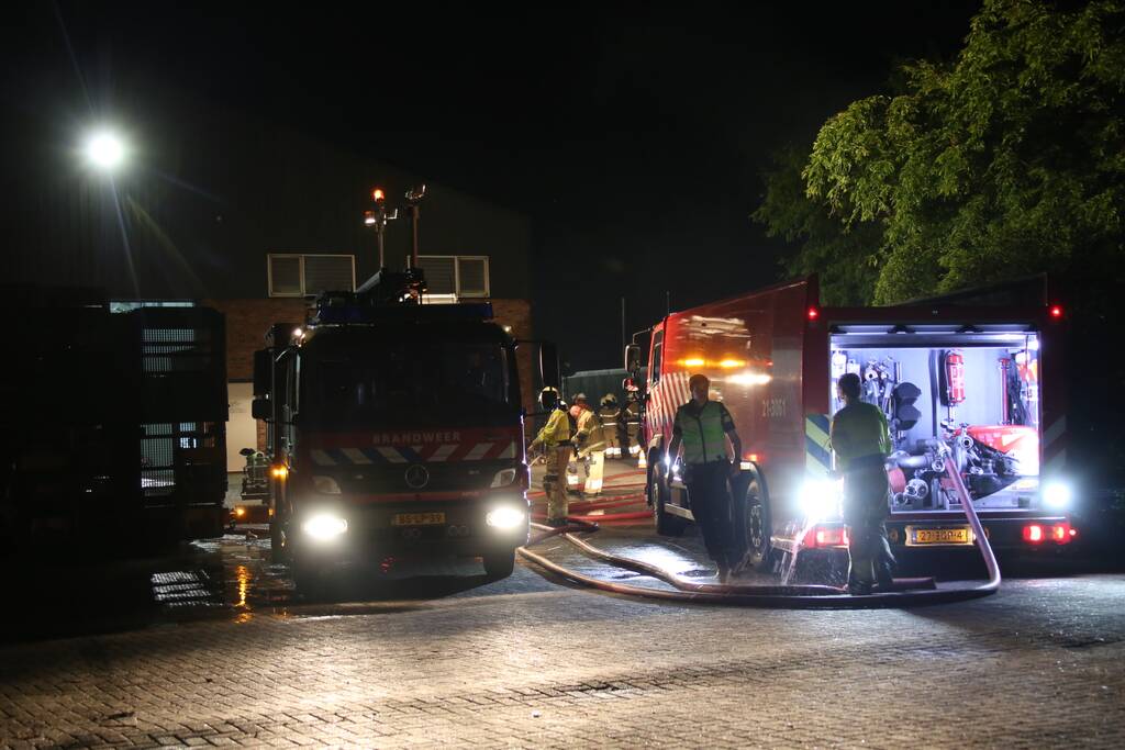 Persoon zwaargewond na flinke brand