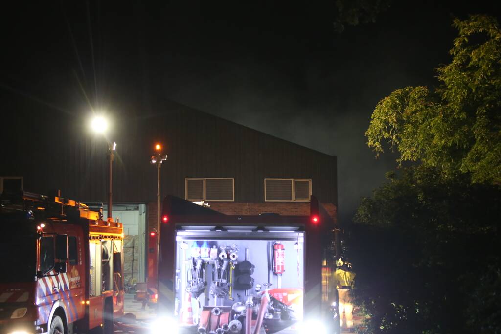 Persoon zwaargewond na flinke brand